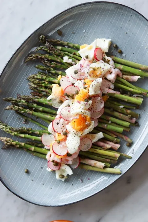 Påskesalat med asparges, æg og rejer