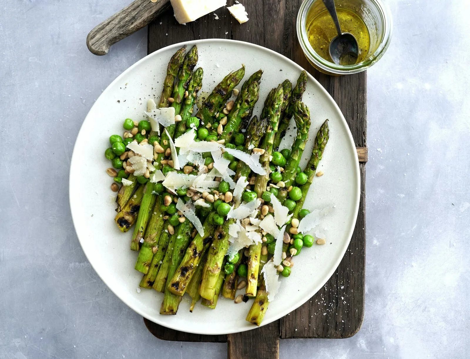 Stegte asparges med ærter og parmesan
