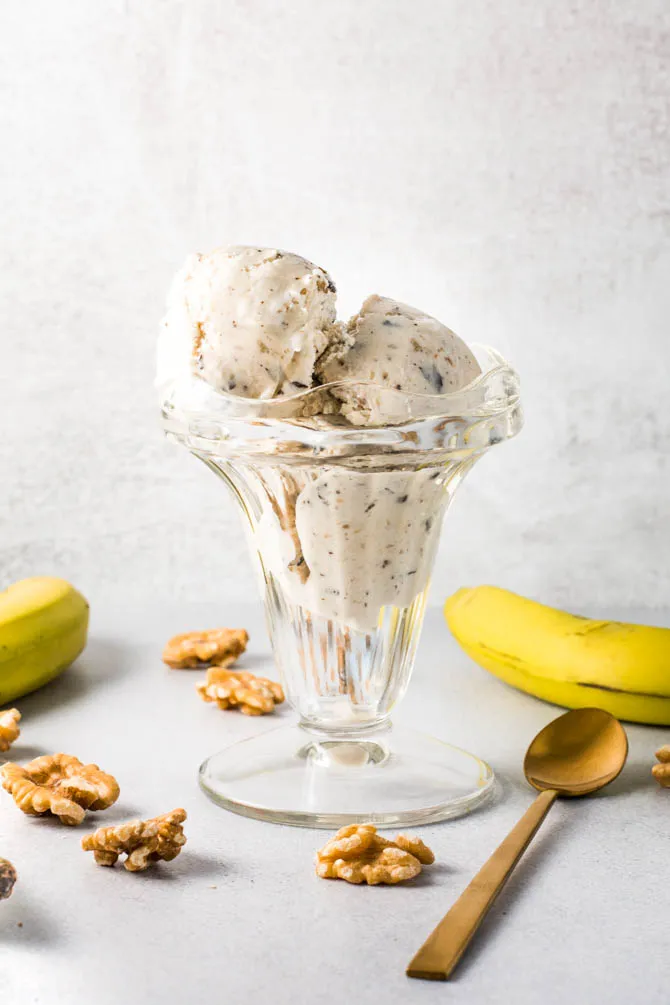 Banan-is med chokolade og valnødder