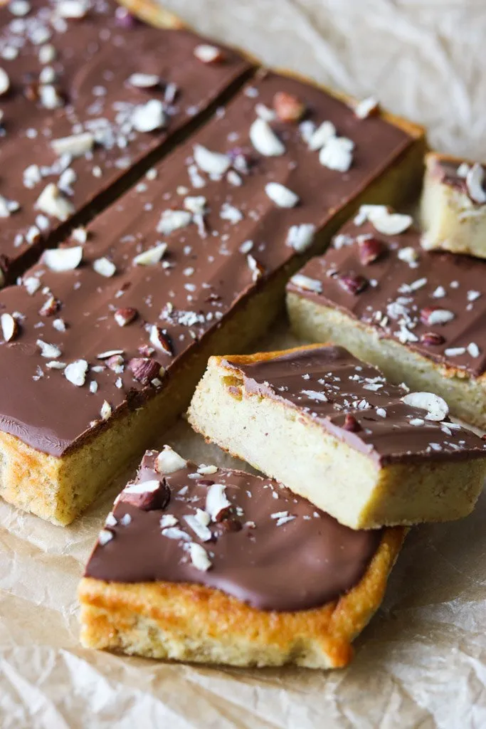 Banankage med svampet skærekage