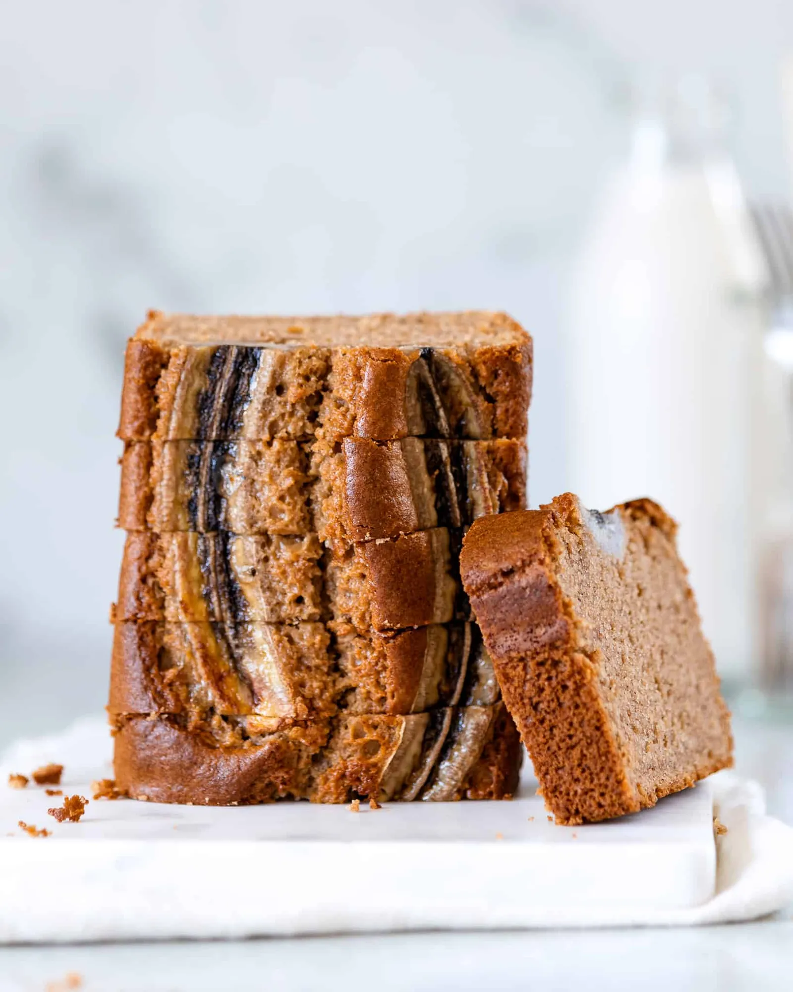 Svampet bananbrød med havregryn og tahin