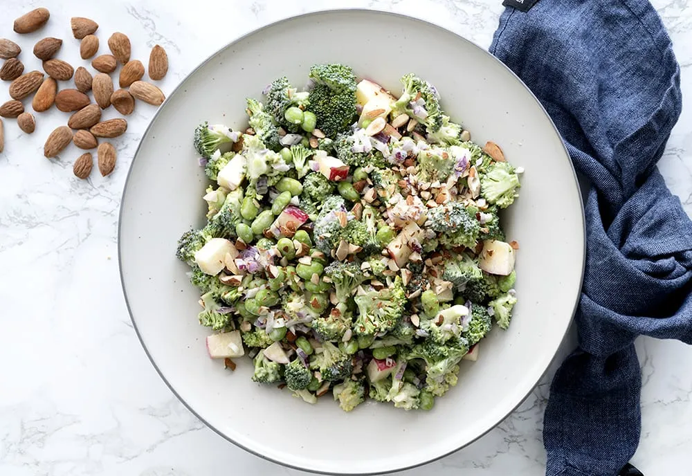 Salat med broccoli og nøddedressing