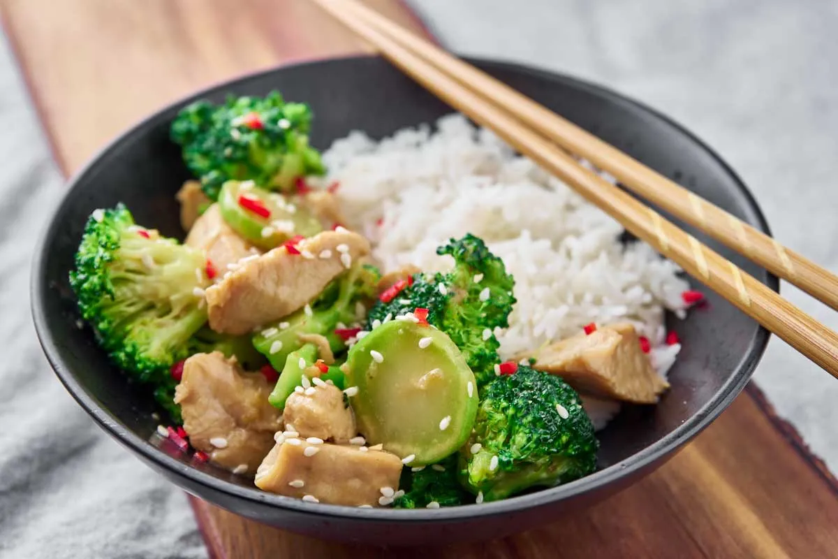 Wokret med kylling og broccoli