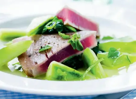 Tun marineret med agurk og frisk oregano