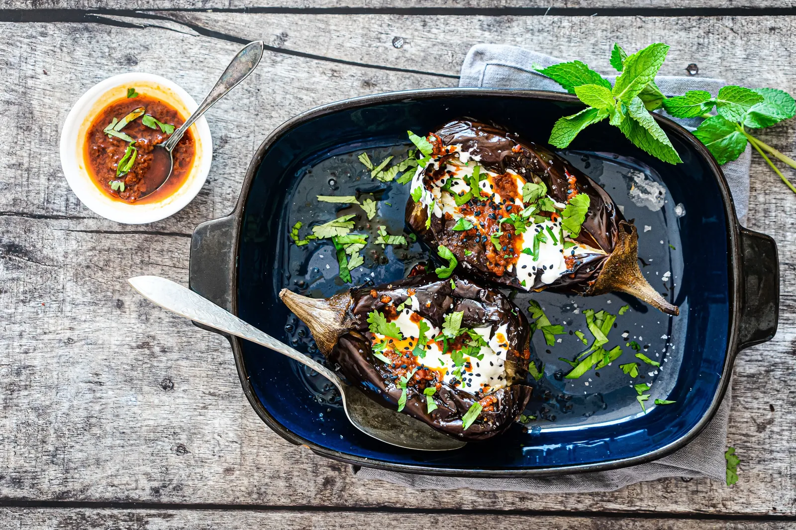 Bagte auberginer med yoghurtdressing og harissa