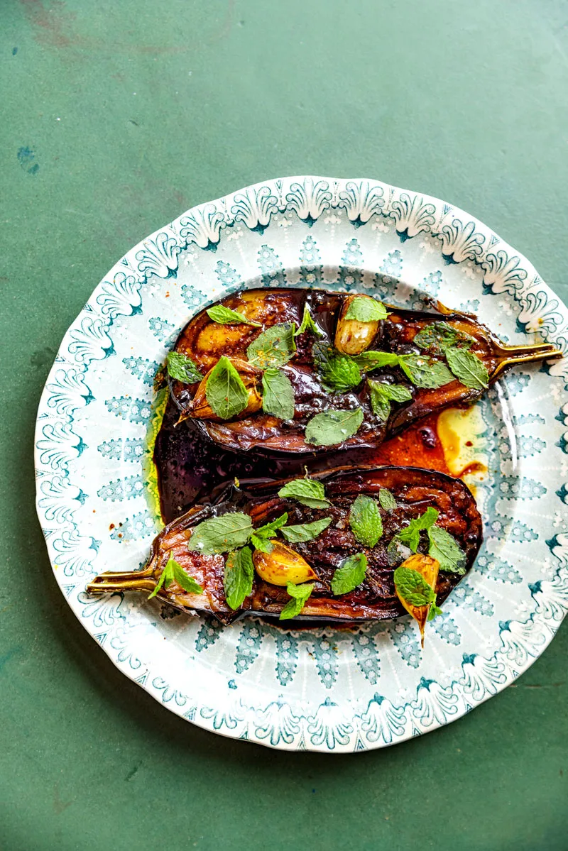 Aubergine-steak med mynte og hvidløg