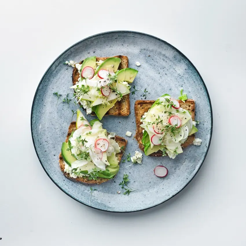 Sommersandwich med avocado og hytteost