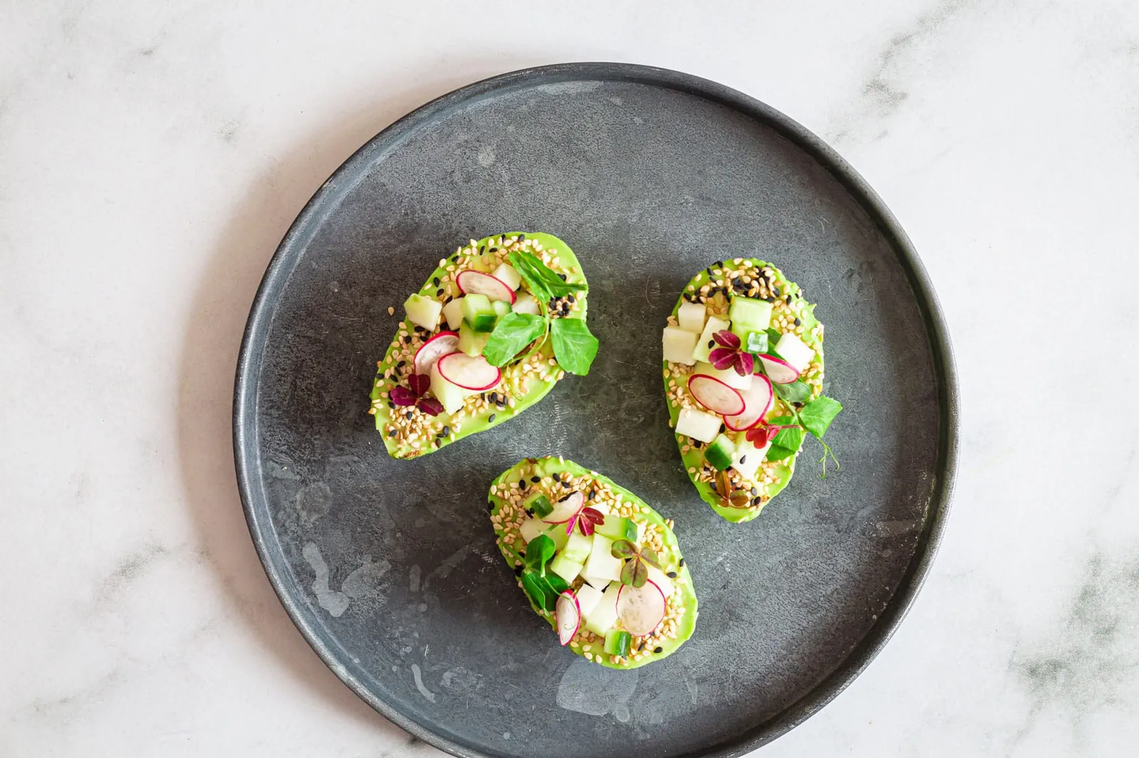 Avokado med sesam og sprøde grøntsager