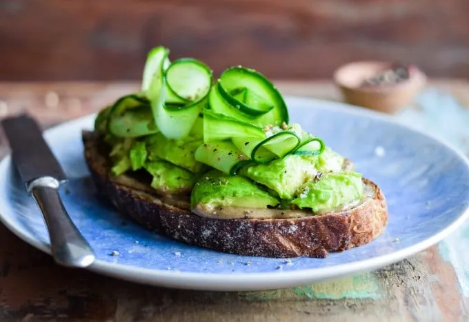 Avocadomad med tahin og agurkestrimler