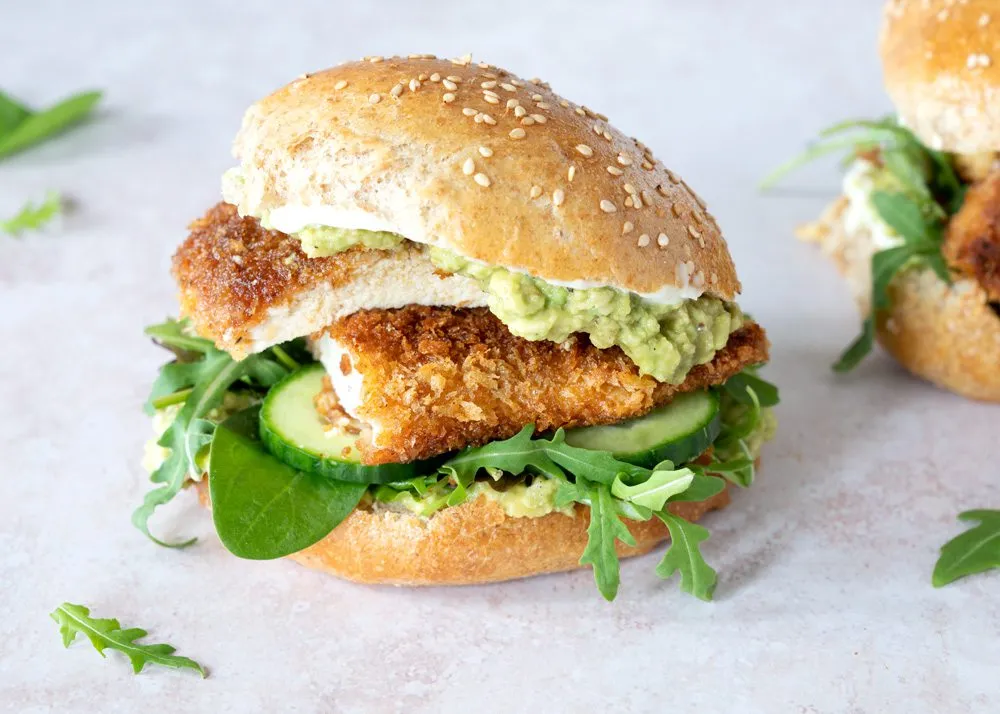 Burger med crispy kylling og avocado