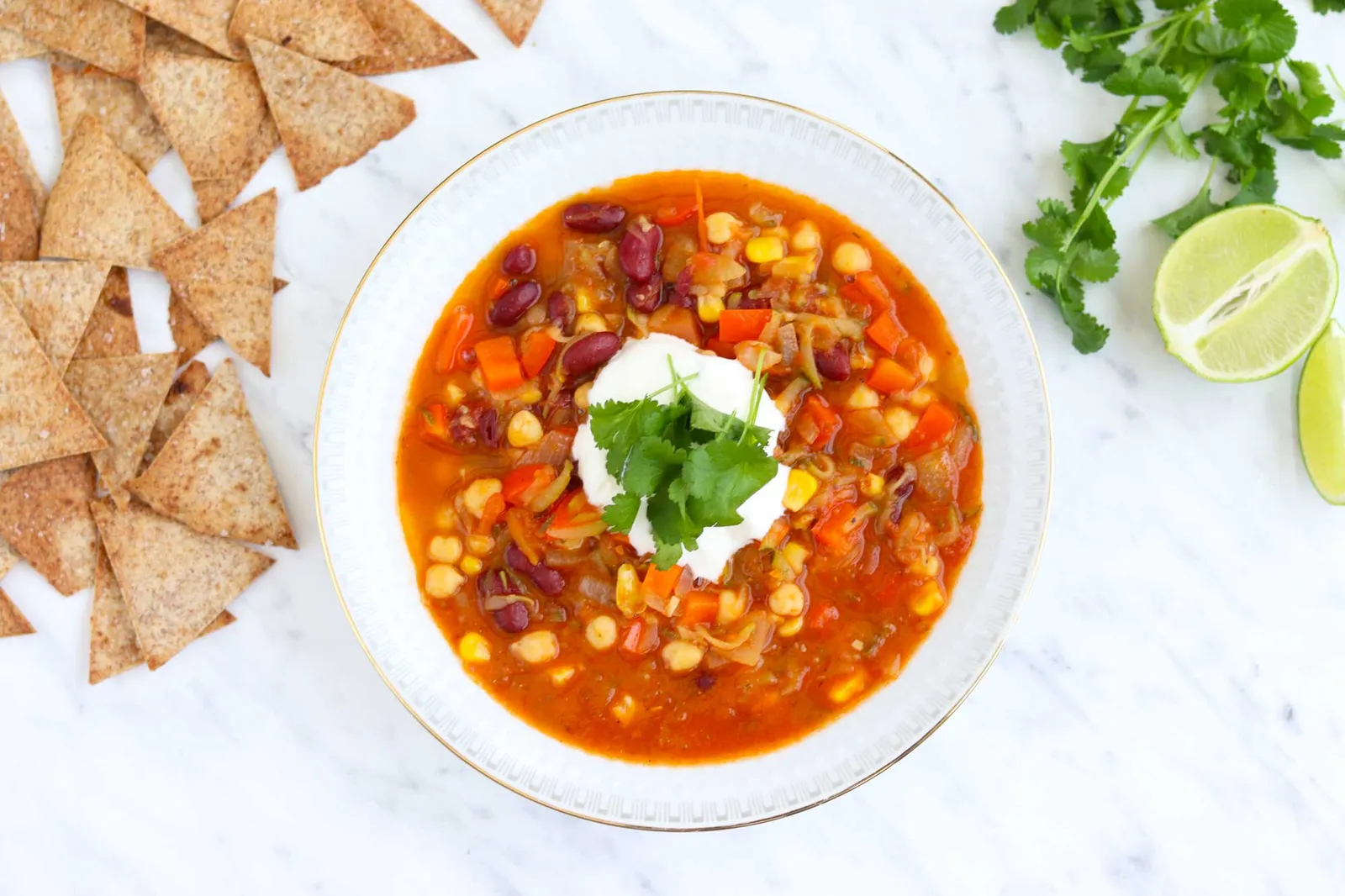 Fyldig suppe med bælgfrugter og hjemmelavede tortillachips