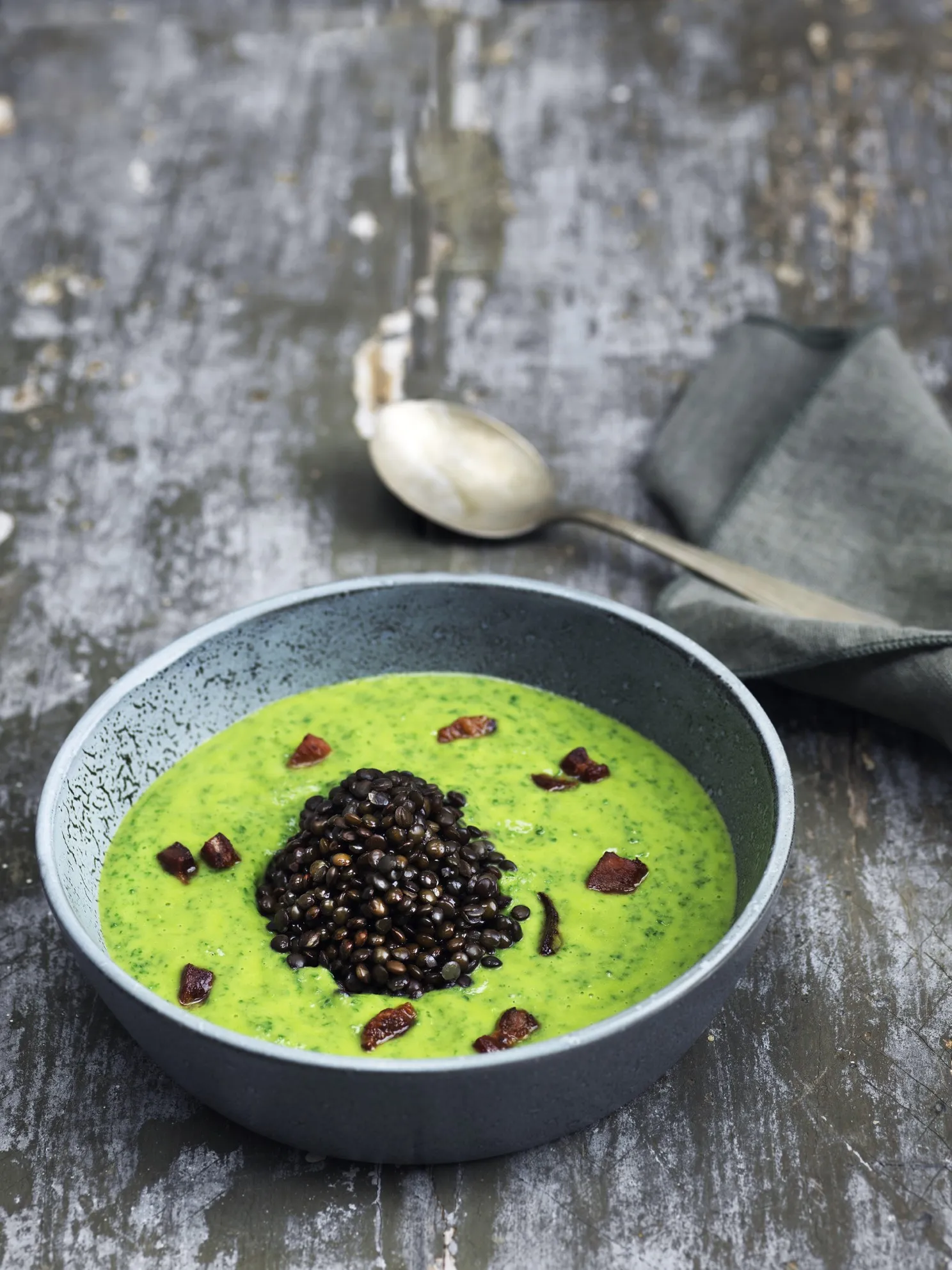 Grønkålssuppe med belugalinser og bacon