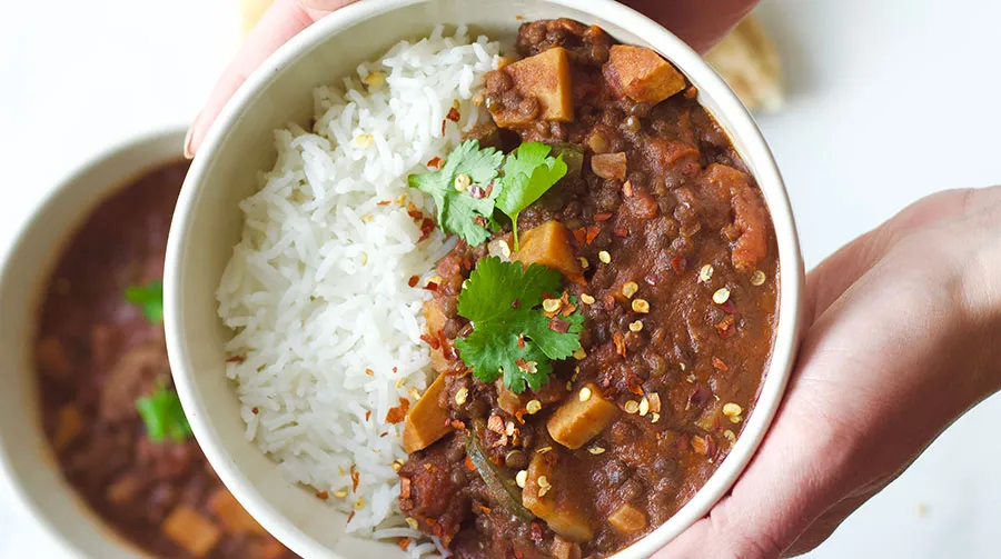 Curry med belugalinser og sød kartoffel