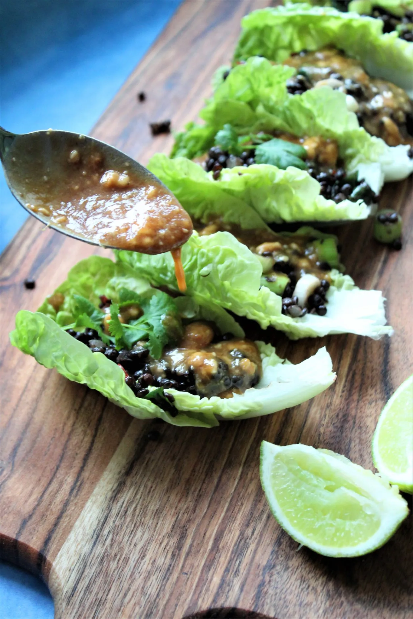 Salattacos med belugalinser og peanutdressing