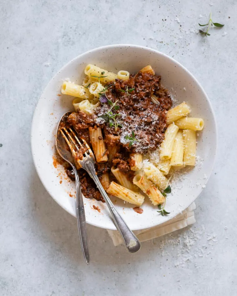 Beluga Bolognese med pulled aubergine