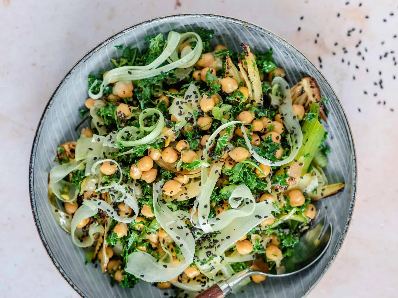Salat med kikærter, bladselleri og fennikel