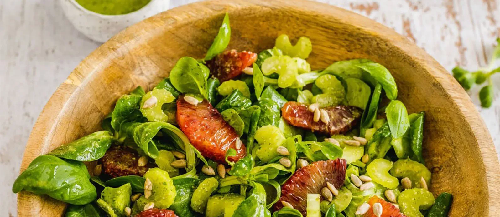 Feldsalat med bladselleri, appelsin og pestodressing