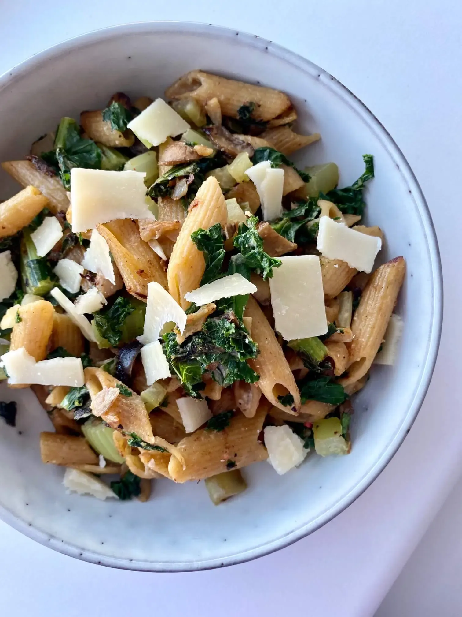 Penne med svampe, bladselleri og grønkål
