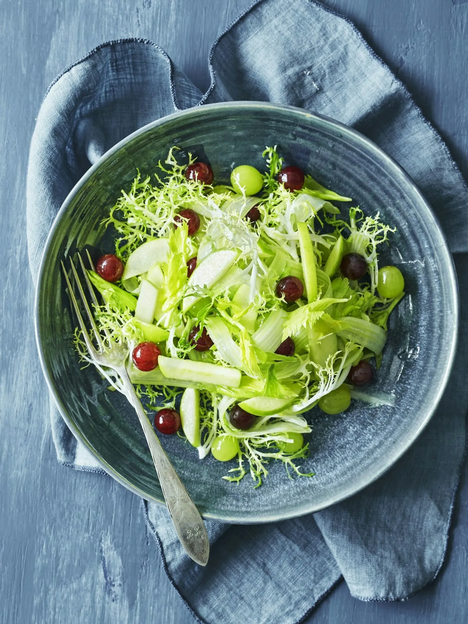 Sprød salat med æble, bladselleri og vindruer
