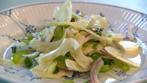 Fennikelsalat med bladselleri, rødløg, mandler og mynte
