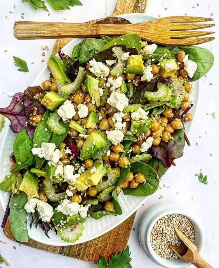 Kikærtesalat med avocado, bladselleri og feta