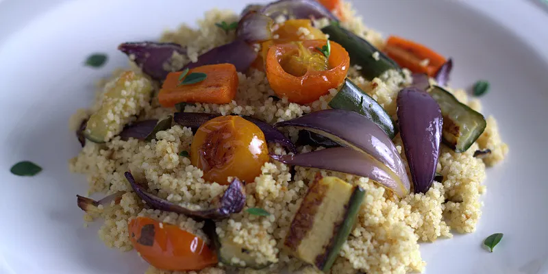 Couscous med ovnbagte sager og urter
