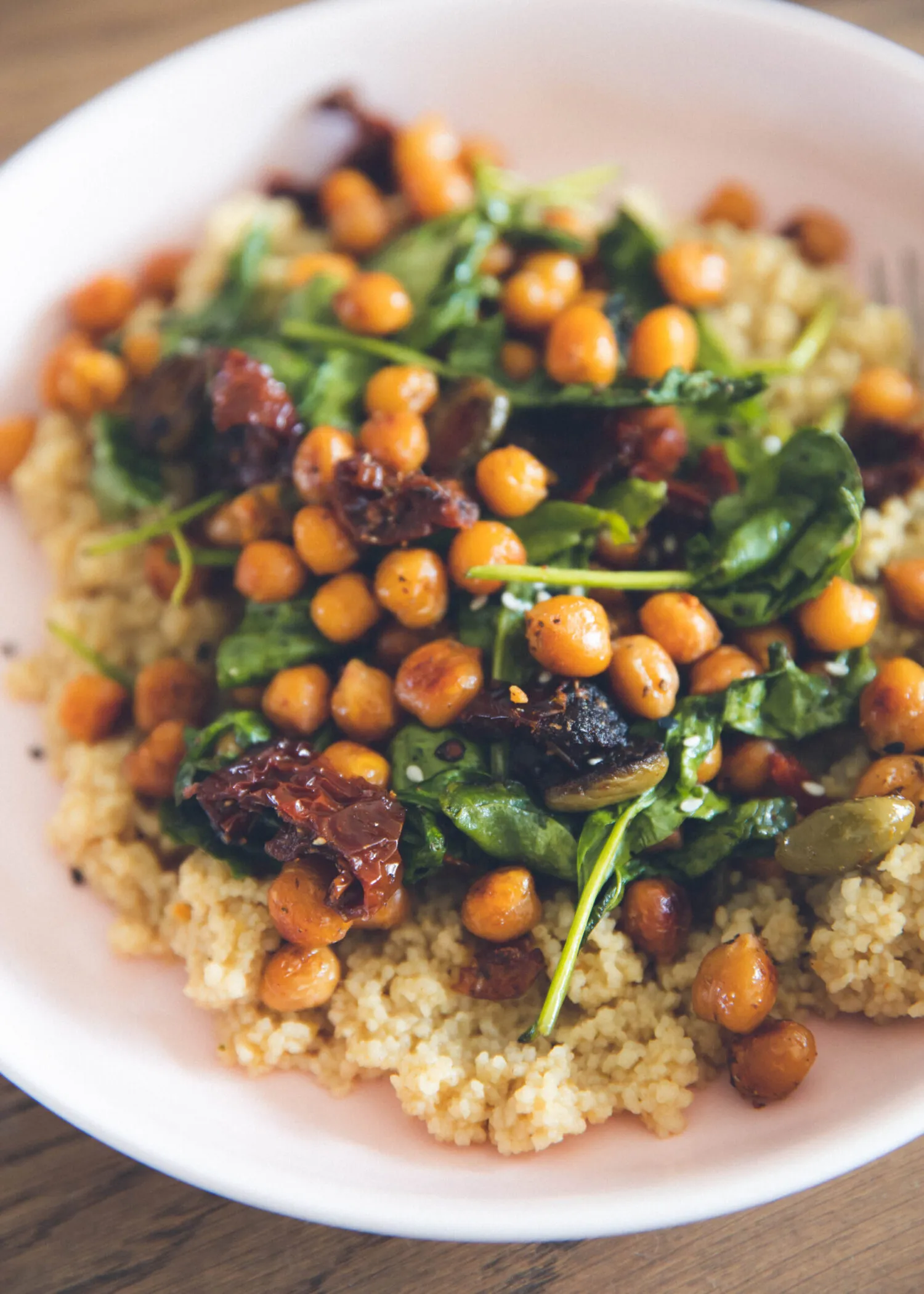 Couscous salat med kikærter og spinat