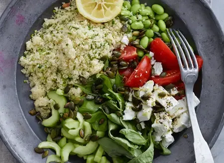 Cous-cous salat med tomater, edamame bønner og feta