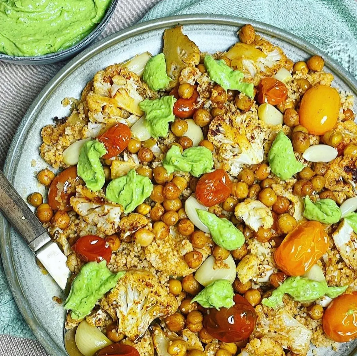 Lun couscous salat med bagt blomkål og avocadodressing