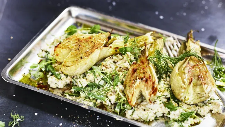 Gratineret fennikel med cremet bulgur