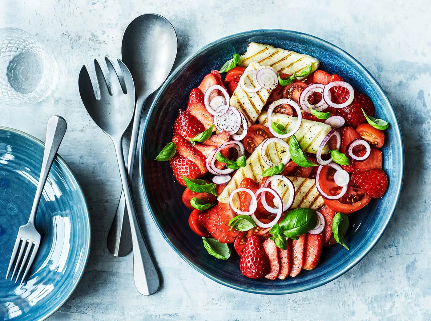 Sommersalat med jordbær og grillet halloumi
