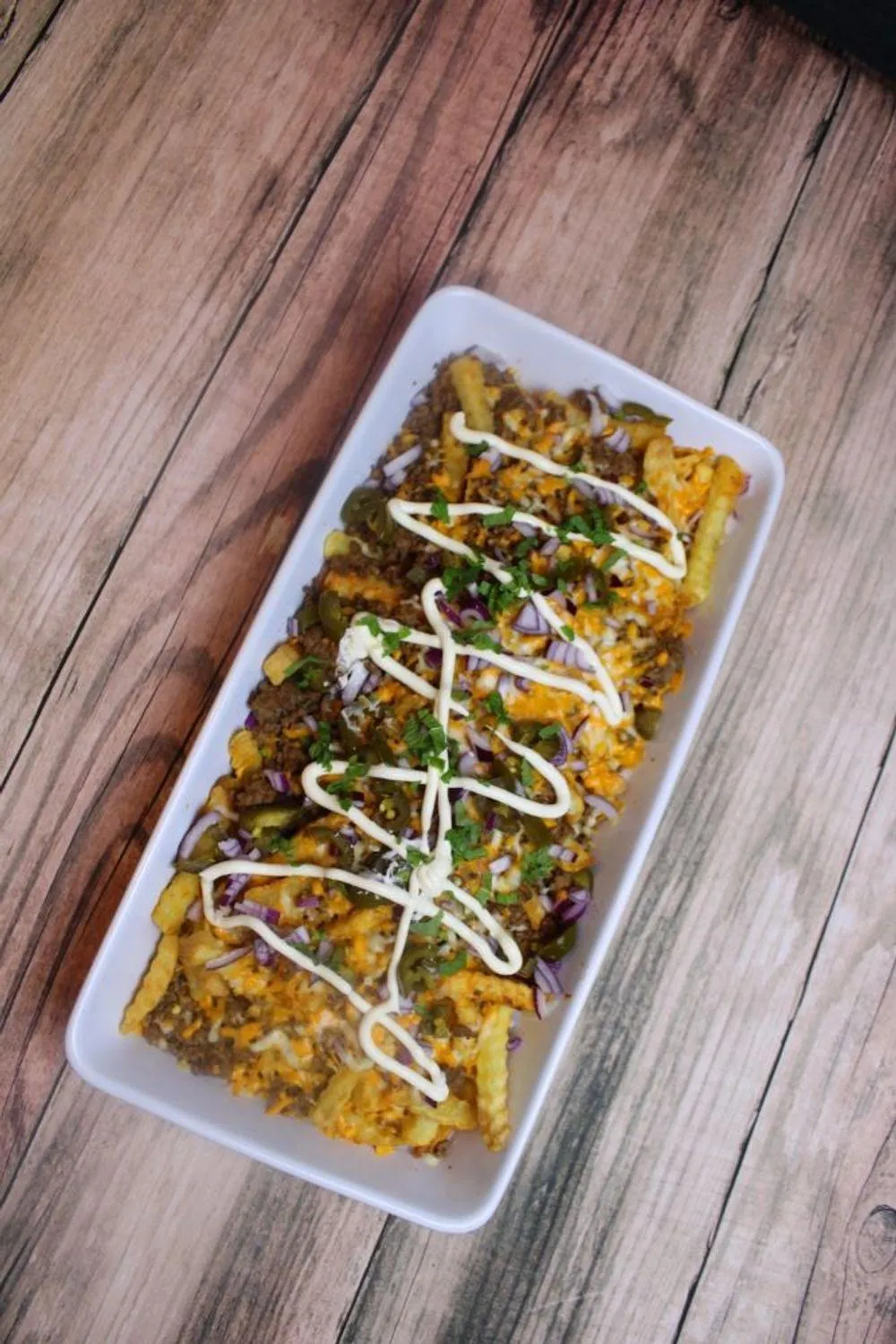 Loaded fries med oksekød, jalapeños og rødløg