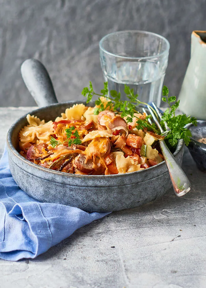 Spicy pølseret med pasta, grønt og jalapeños
