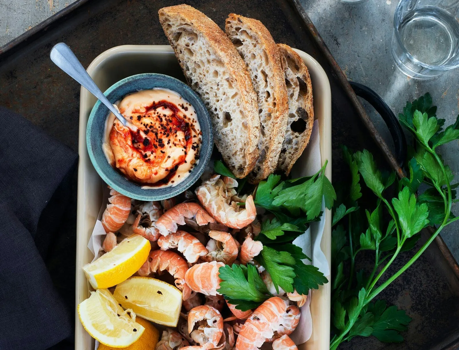 Jomfruhummerhaler med sriracha-mayonnaise