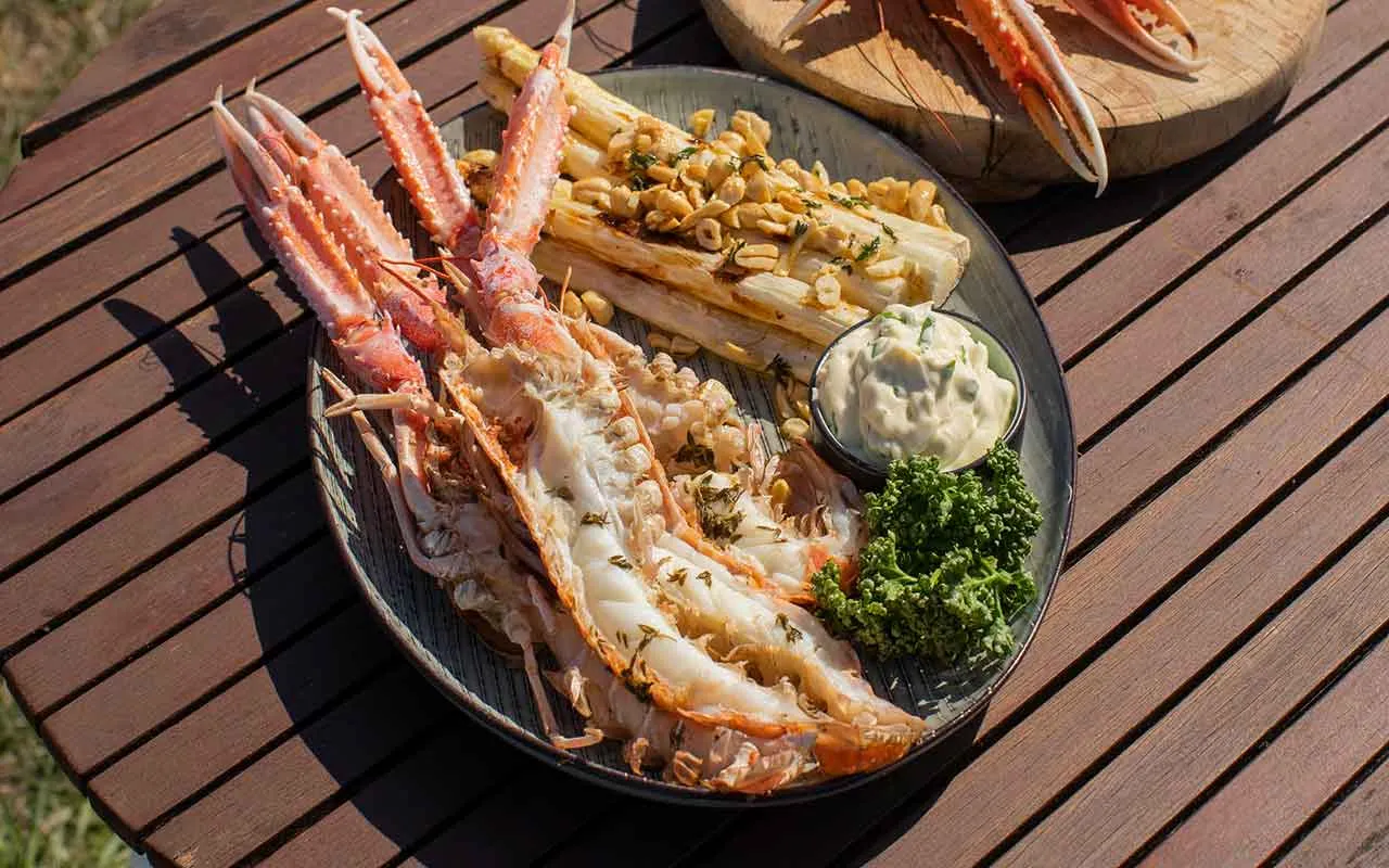 Grillede jomfruhummere med hvide asparges og ramsløgsmayo