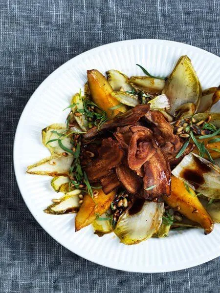 Lun julesalat med bacon og honningpærer