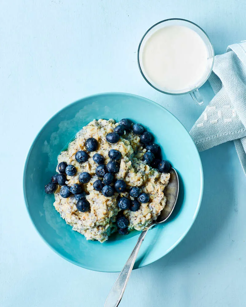 Havre-chiagrød med ahornsirup og blåbær samt kefir