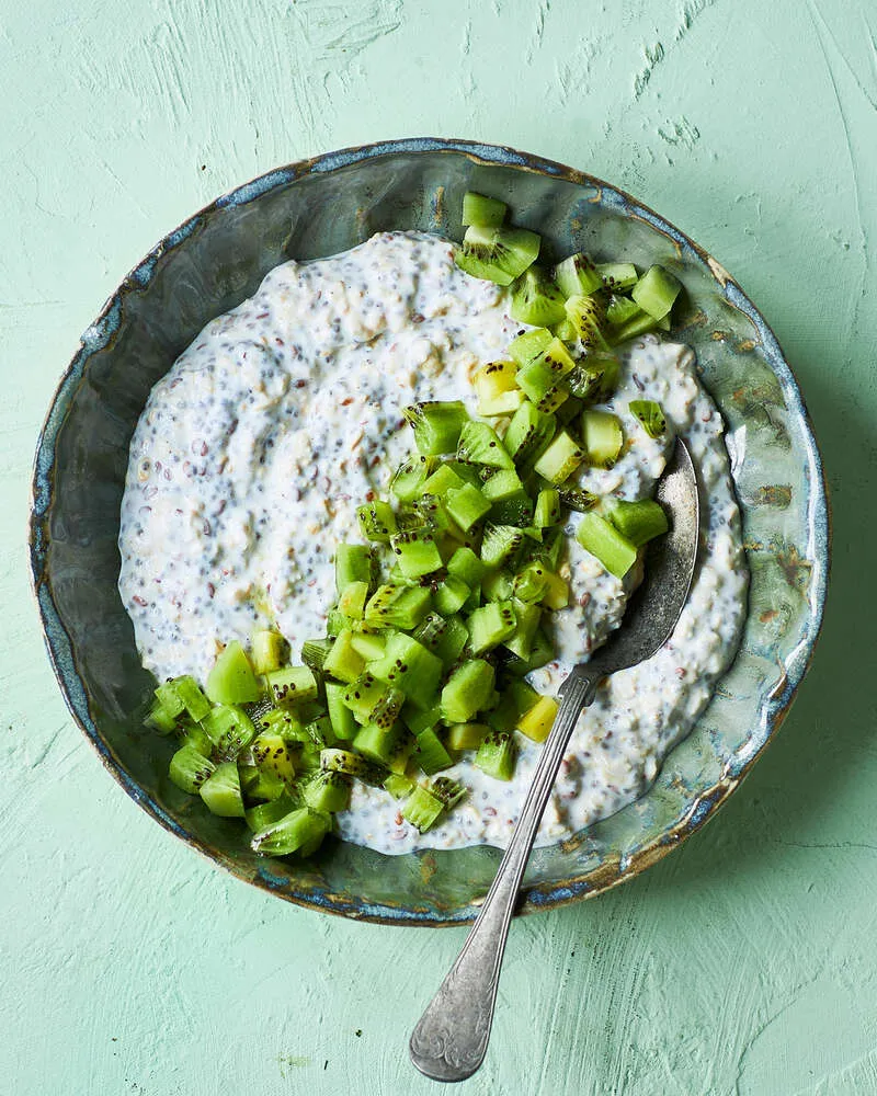 Overnight oats med kefir, kiwi, chia og hørfrø