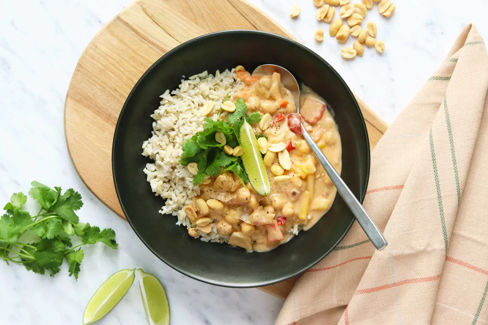 Vegetarisk karryret med kokosmælk og peanutbutter