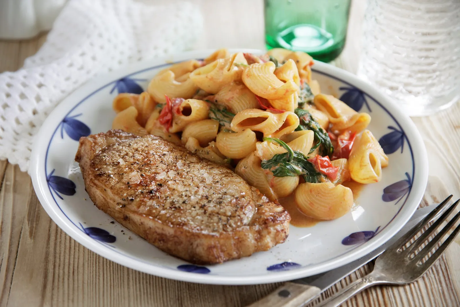 Italienske porchetta-koteletter på pasta med spinat