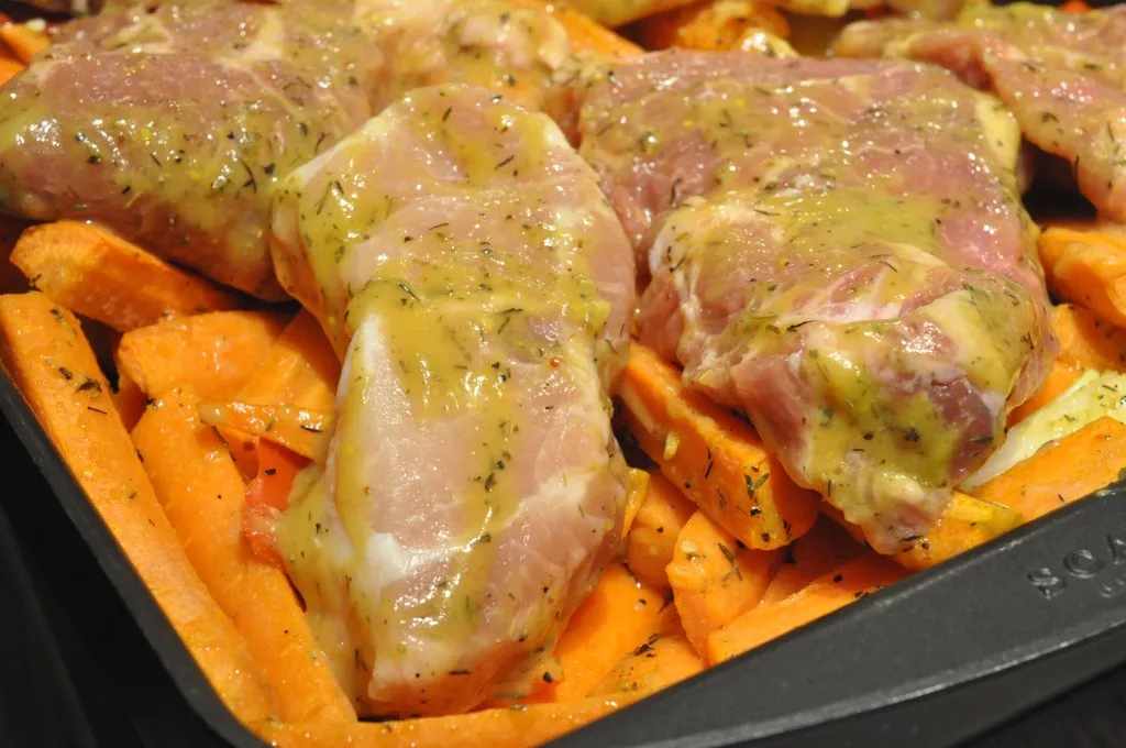 Koteletter i fad med grøntsager og marinade