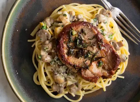 Rosmarinstegt svinekotelet med svampesauce, pasta og rucolasalat