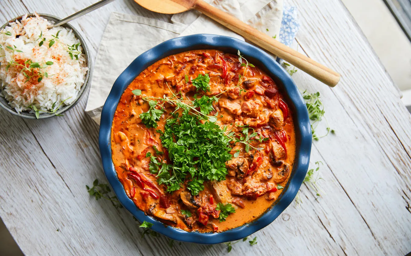 Koteletter i fad med pikantost, paprika og fløde