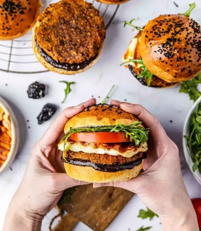 Burger med linser og bønner med halloumi og røget barbecuesauce