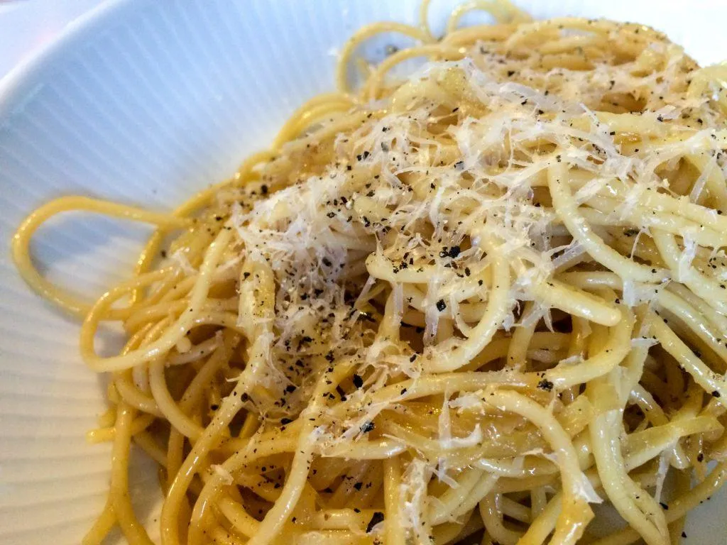 Pasta med karamelliserede løg