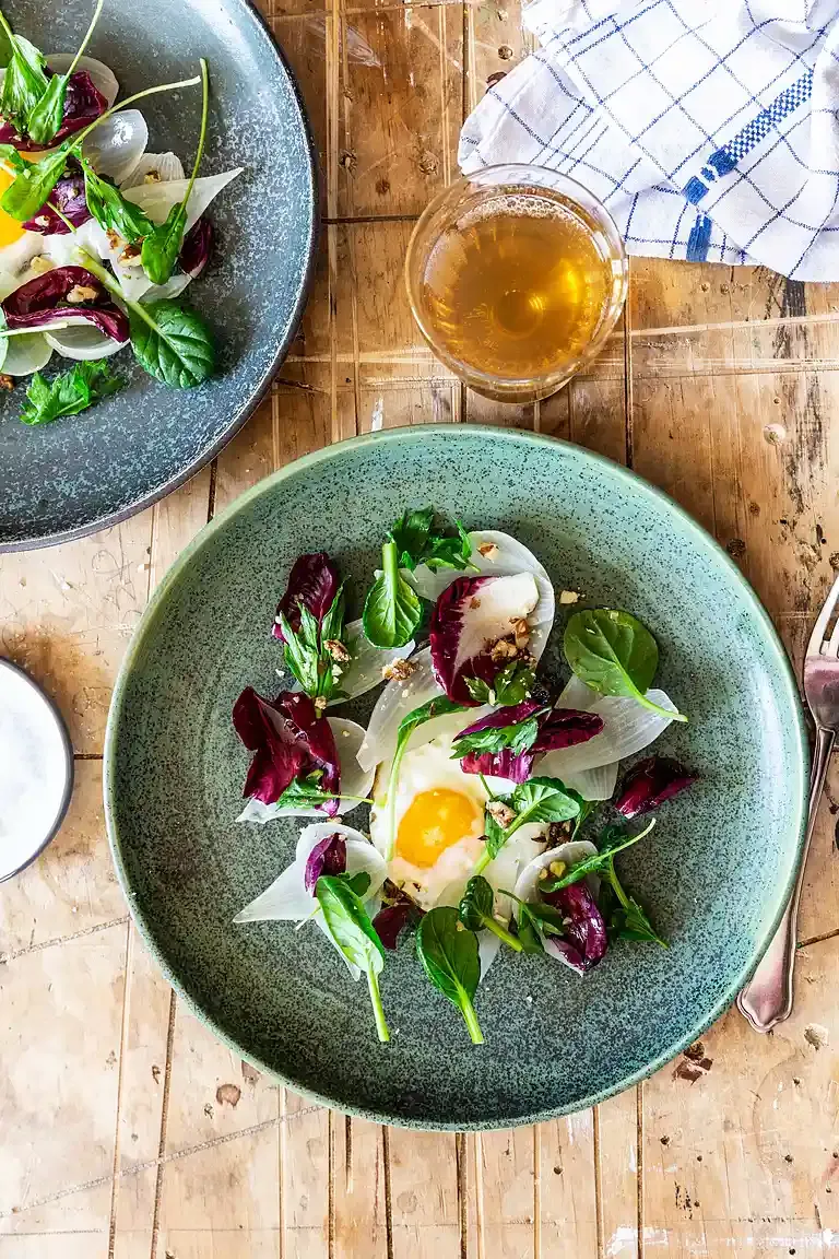 Bagte løg med stegte æg og løvstikkesalat