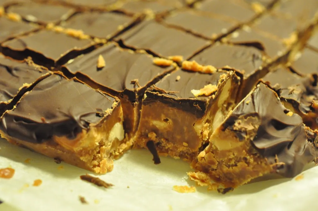 Fudge med kondenseret mælk og salte peanuts