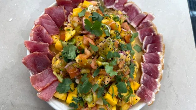 Tun med mango og tomat
