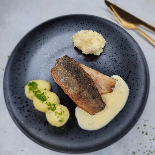 Stegte sildefileter med kartofler, jordskokkepuré og løgcreme