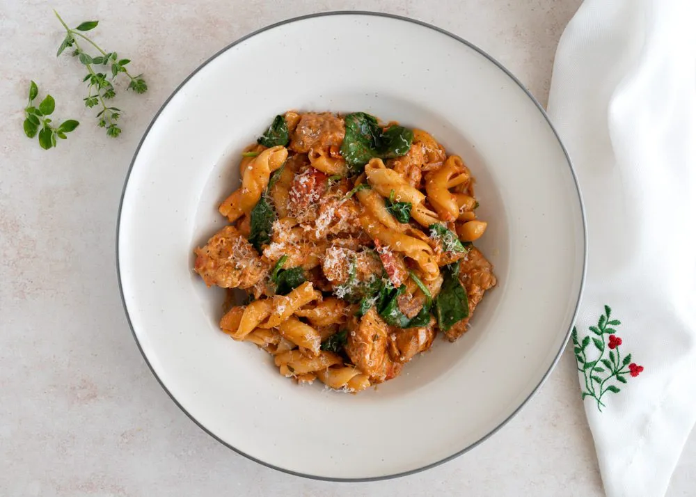 Pasta med mørbrad i tomatflødesauce